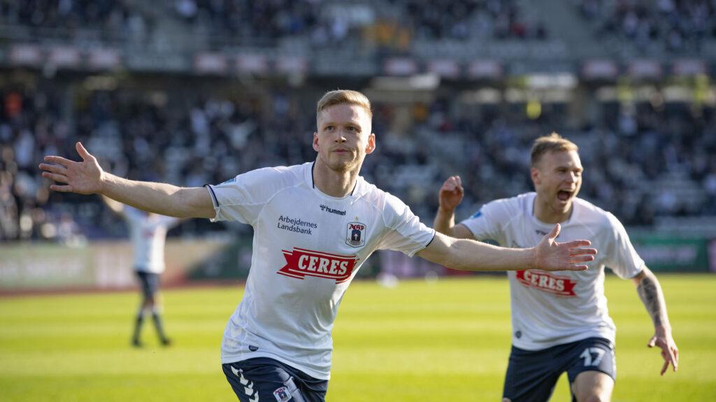 Bror Blume jubler med Jon Dagur Thorsteinsson for AGF.