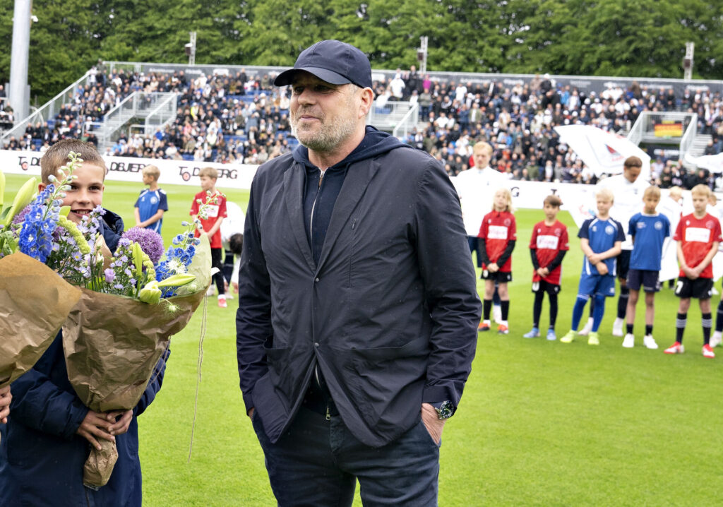 Carsten V. Jensen hyldes inden en AGF-kamp.