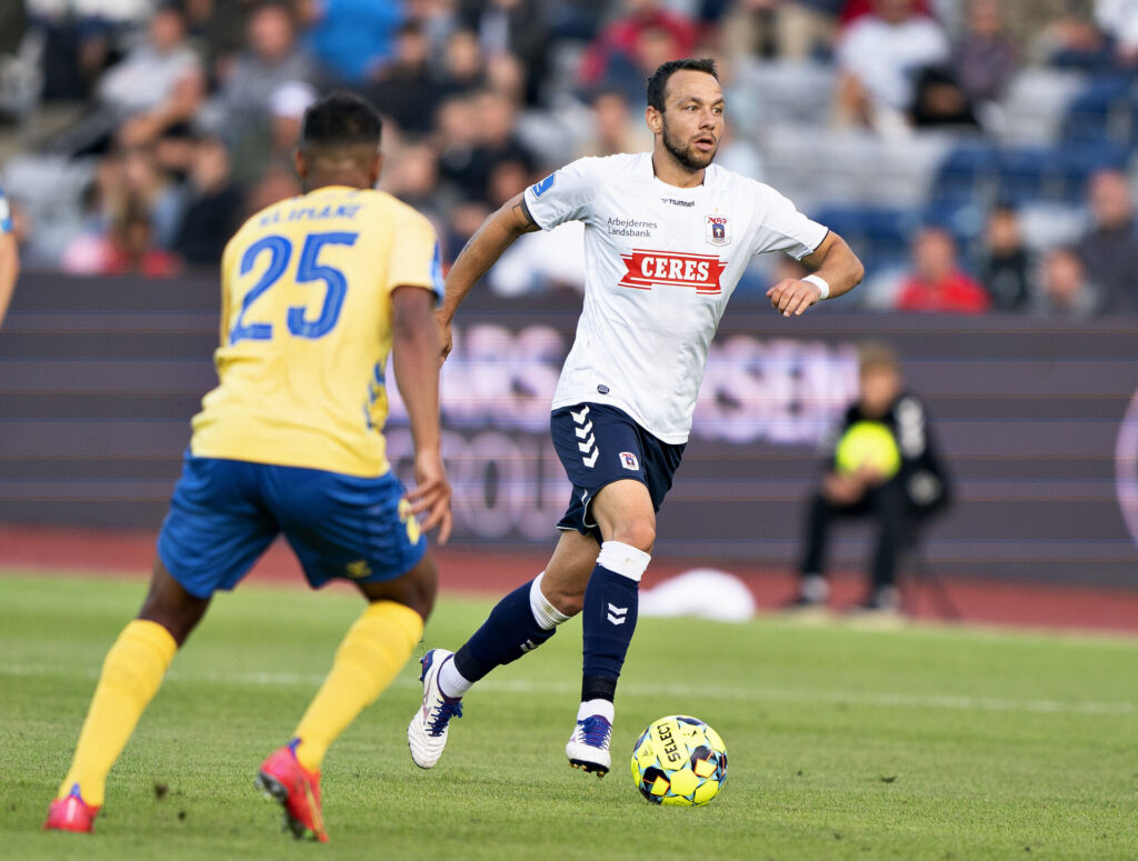 Patrick Olsen dribler med bolden for fødderne.