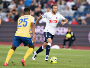 Patrick Olsen dribler med bolden for fødderne.