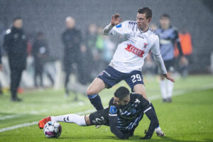 Frederik Brandhof i duel med en liggende OB-spiller.