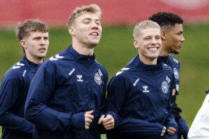 Albert Grønbæk i landsholdslejren med Rasmus Højlund.