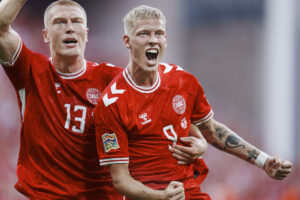 Albert Grønbæk jubler med Rasmus Nissen Kristensen på landsholdet