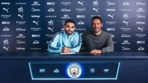 Rayan Ait-Nouri underskriver sin kontrakt med Manchester City