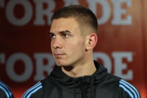 River Plates stortalent Franco Mastantuono ser til fra bænken under en landskamp med Argentina