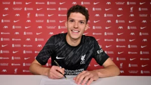 Armin Pecsi præsenteres i Liverpool.