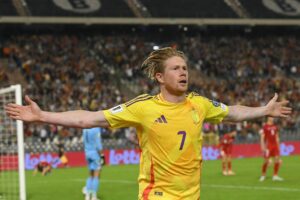 Kevin De Bruyne med armene strakt ud efter en scoring for Belgien.