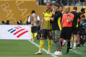 Nico Kovac i samtale med Julian Brandt, der er helt rød i hovedet.