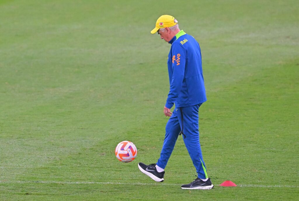 Carlo Ancelotti i færd med at jonglere.