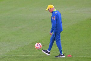 Carlo Ancelotti i færd med at jonglere.