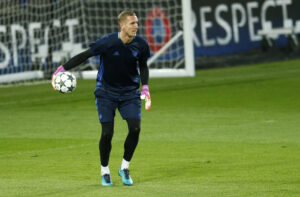 Robin Olsen varmer op for FCK.