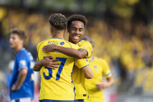 Clement Bischoff og Noah Nartey krammer under en kamp for Brøndby.