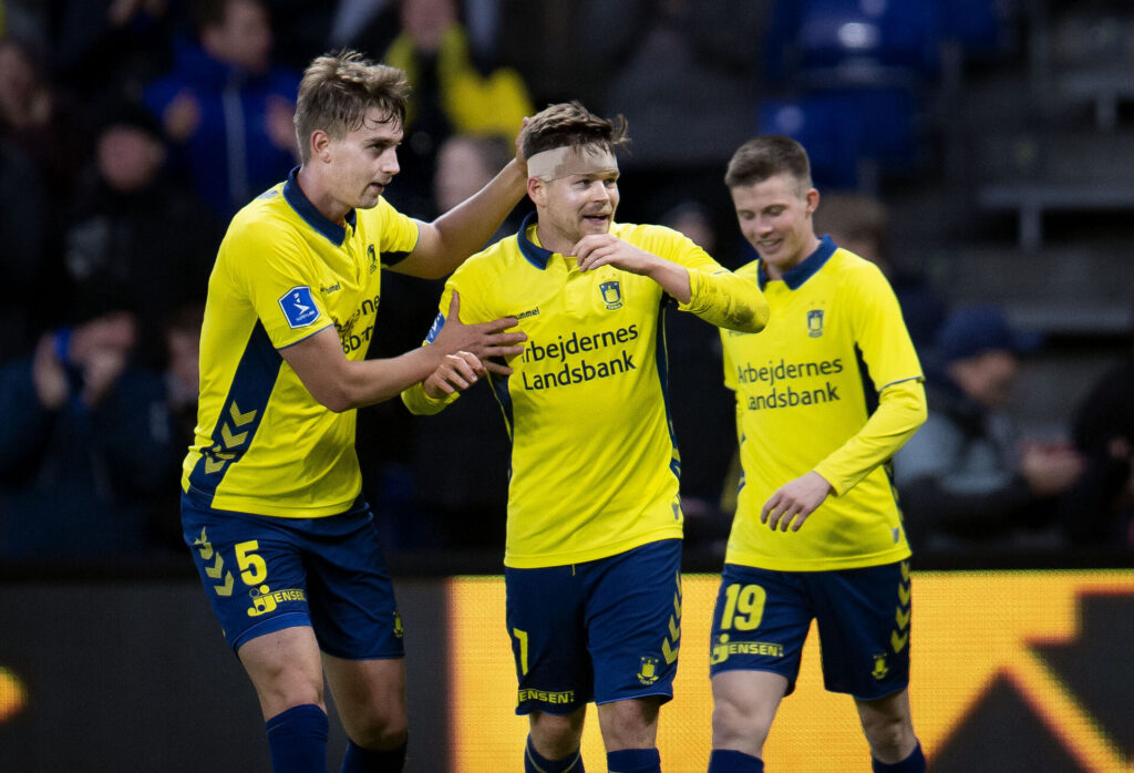 Dominik Kaiser tiljubles af andreas Maxsø for sit mål for Brøndby