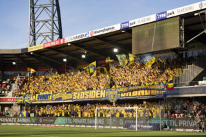 Brøndbys fans på Jysk Park i Silkeborg.