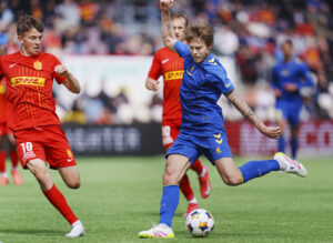 Vallys sparker til bolden med armen i vejret.