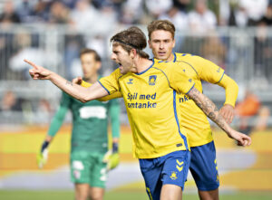 Nicolai Vallys jubler efter en scoring.