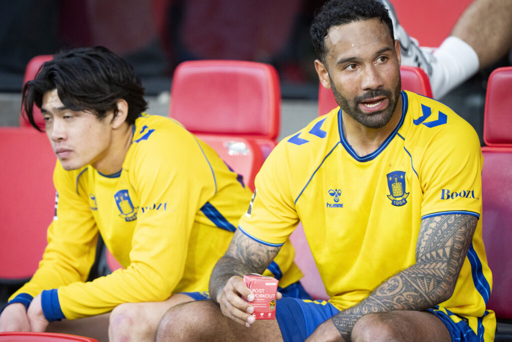 Yuito Suzuki og Sean Klaiber sammen på Jysk Park på udskiftningsbænken.