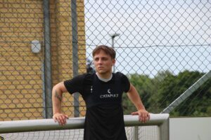 Bertram Kvist læner sig op ad et træningsmål i Hillerød.