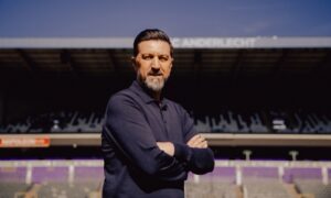 Besnik Hasi med armene over kors.