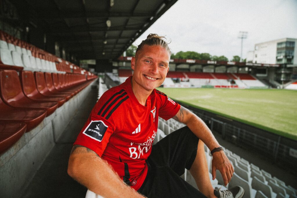 Christian Sørensen på tribunen i Vejle med banen i baggrunden.