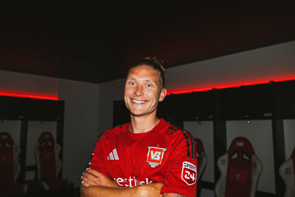 Christian Sørensen i Vejle-trøjen i omklædningsrummet.