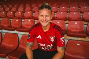 Christian Sørensen på tribunen ved sin præsentation i Vejle Boldklub.