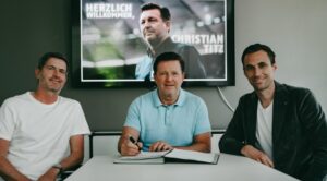 Christian Titz underskriver en kontrakt i Hannover.