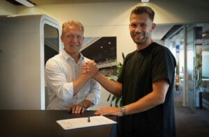 Frederik Lauenborg giver håndslag med Søren Pedersen.