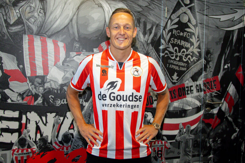 Jens Toornstra poserer i Sparta Rotterdam-trikot.