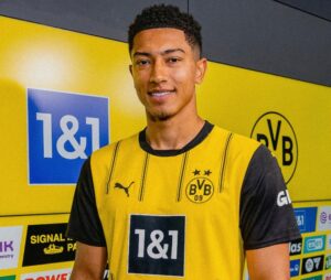 Jobe Bellingham poserer for første gang i BVB Dortmunds trikot.