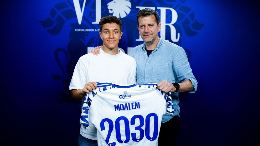 Jonathan Moalem med en trøje og Sportsdirektør Sune Smith-Nielsen