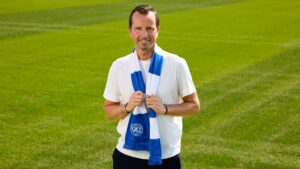 Julien Stéphan præsenteres med QPR-halstørklæde.