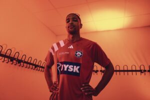 Leonel Montano poserer i omklædningsrum i Silkeborg.