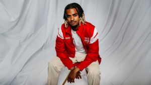 Lorenz Assignon poserer i ny Stuttgart-træningsdragt.