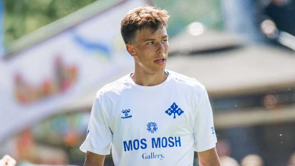 Luka Callø i den hvide Kolding IF-trøje.