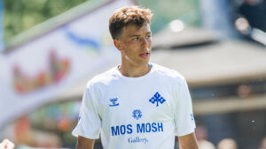 Luka Callø i den hvide Kolding IF-trøje.