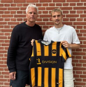 Magnus Kaastrup og Jesper Blicher med en Aarhus Fremad-trøje i hænder.