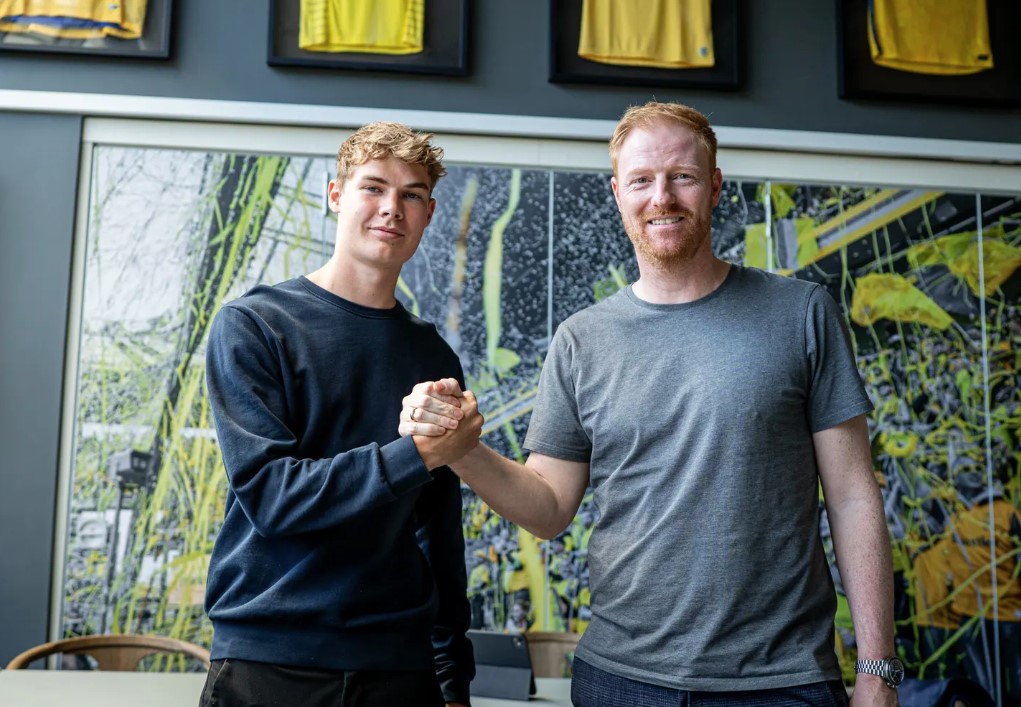 Mathias P. Jensen giver håndslag med Benjamin Schmedes.