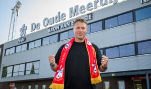 Menno van Dam præsenteres i FC Emmen.