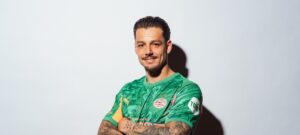 Nick Olij poserer som ny spiller i PSV.