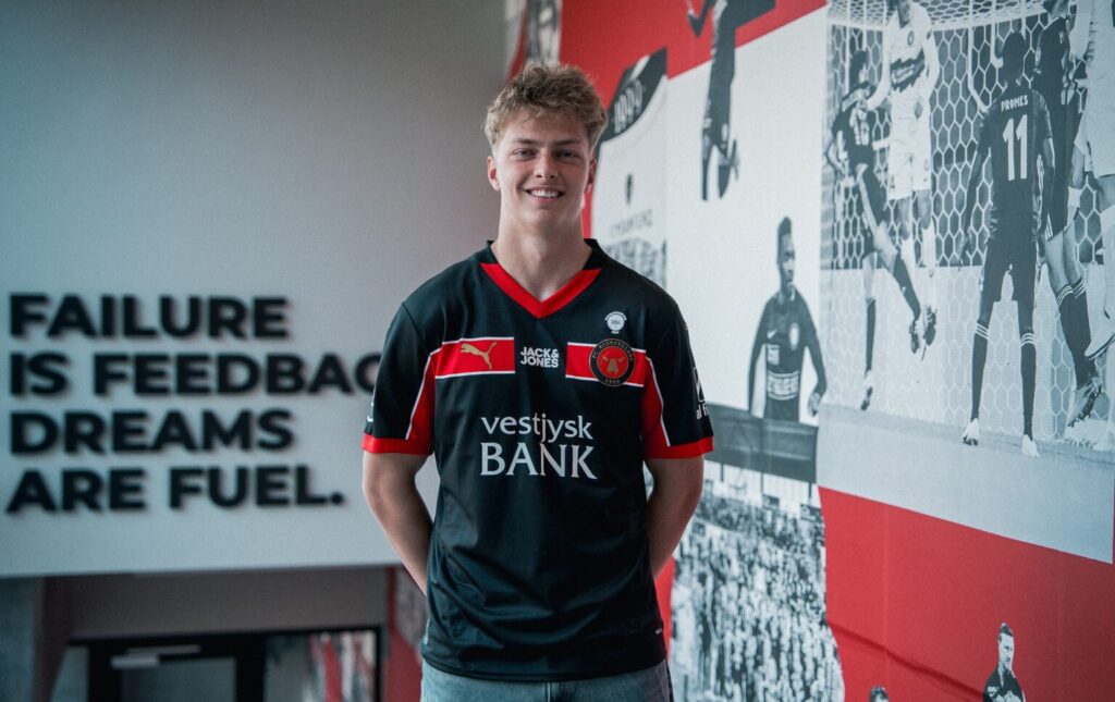 Nicolaj Tornvig poserer i FC Midtjylland-trøjen.