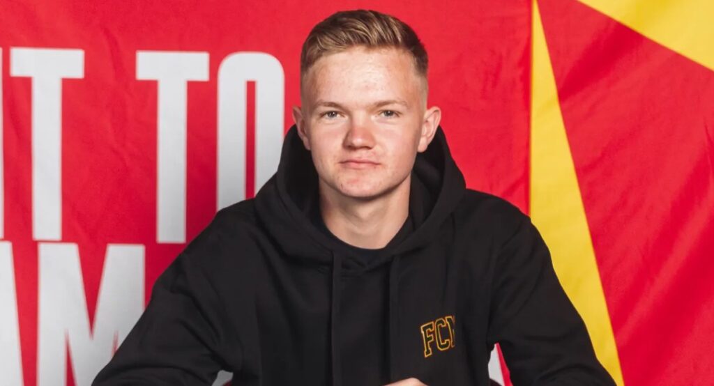 Oskar Nilsson underskriver sin kontrakt i FC Nordsjælland.