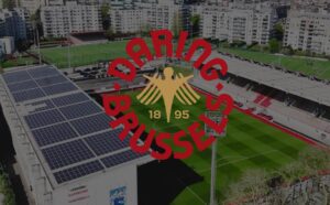 Daring Brussels logo på baggrund af klubbens stadion.