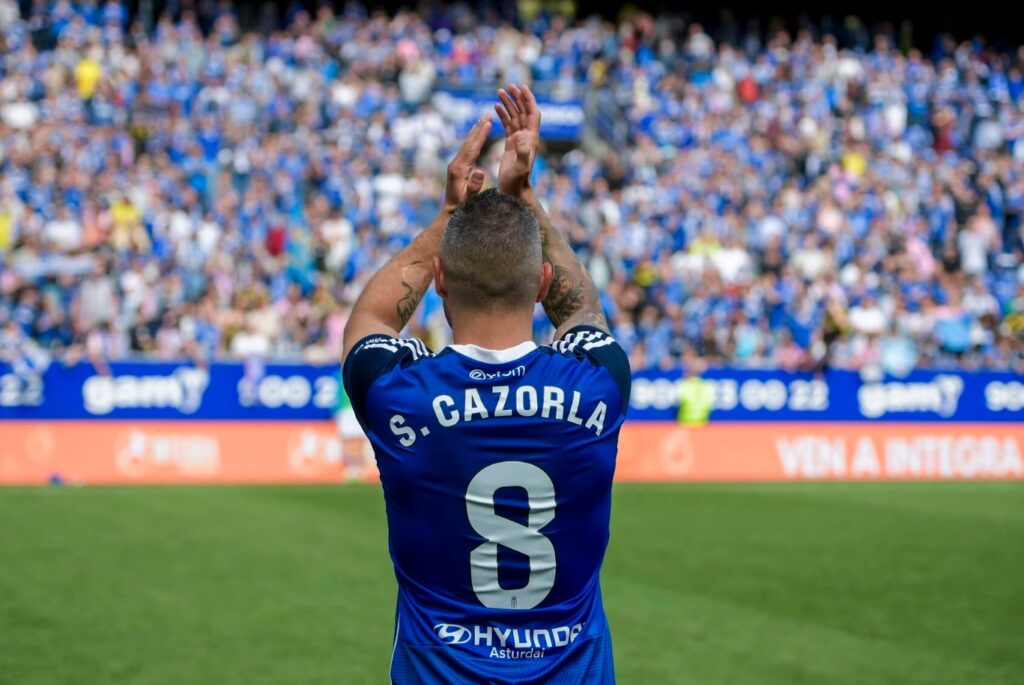 Med ryggen til: Santi Cazorla klapper ud til tilskuerne i Oviedo.