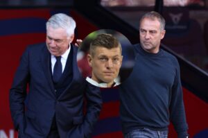 Toni Kroos indsat i et billede af Hansi Flick og Carlo Ancelotti.