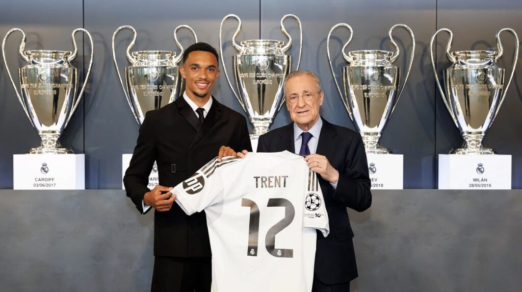 Trent Alexander-Arnold med Florentino Perez ved sin Real Madrid-præsentation.