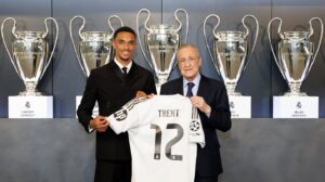 Trent Alexander-Arnold med Florentino Perez ved sin Real Madrid-præsentation.