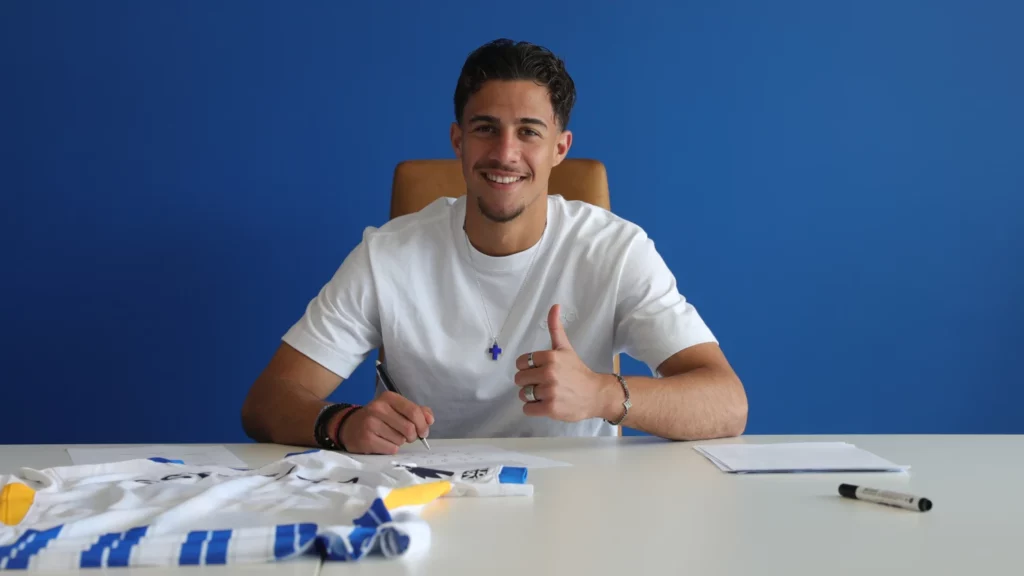 Charalampos Kostoulas er glad imens han skriver under for Brighton