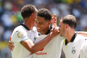 jobe Bellingham jubler over scoring i Dortmund.