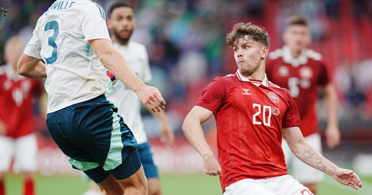 Rørende: Kvistgaarden fik kæmpe krammer inden landsholdsdebut Foto: Liselotte Sabroe/Ritzau Scanpix